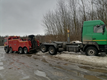 Буксировка грузовика за заднюю ось: когда это оправдано?